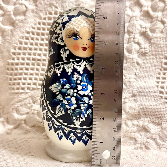 Matryoshka  Russian Nesting Wooden Doll 5 Piece🤚🏽Painted🔵⚪️Signed 6.5 in - Picture 11 of 15